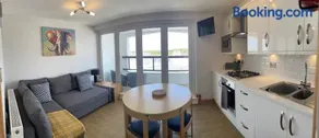 Stylish Saundersfoot Top Floor 2-Bed Seaview Apartment, Balcony & Parking - Image 3