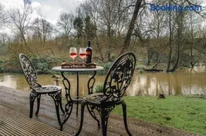 Tranquil Rivereside Retreat Cosy Chalet - Image 4