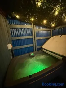 Daisy Cabin-couples retreat-undercover hot tub - Image 2