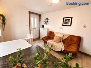 Flat 5 min From Stadium - Image 5