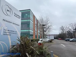Modern Studio in Bracknell with free Parking - Image 3