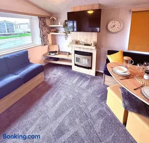 The Eden - Sleeps 8 Pet Friendly Free Wi-Fi With Patio & Hub Passes Camber Sands Cosy Spacious Modern 8 Berth Caravan - Image 3