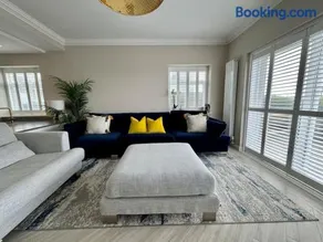 3 bed Garden Apt, Clifftop, sleeps 8 with parking and Lazy Spa - Image 3
