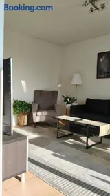 Centrally-located apartment next to shopping center & Metro - Image 4