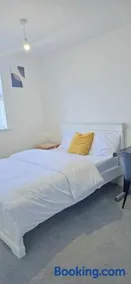 Lovely accomodation with free parking & WiFi - Image 5