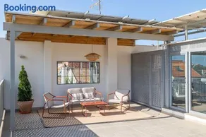 Bright Ground Floor Apt - 700m to Beach - Image 1