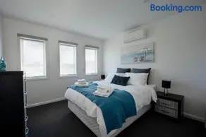 Luxury Pet-Friendly 4BR Home Walk to Beach - Image 3