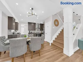 5 Bedrooms Modern Oasis in Downtown Area - Image 3