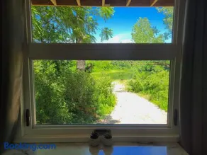 Sonlit Retreats - Image 4