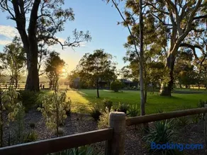 Redbank Retreat - Stylish Farm Stay king master suite one-acre private property - Image 1