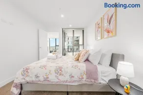 Woden Haven near Hospital, Gym, Pool,Parking - Image 2