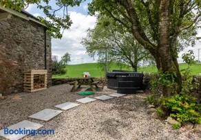 Perfect Family Retreat with Hot Tub, Nr the Lakes - Image 2