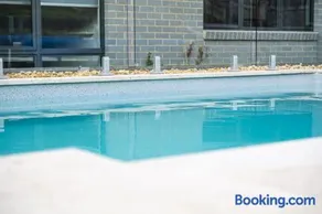Tea Tree Poolside Escape - Image 2