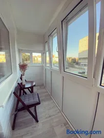 Erdvus butas su balkonu šalia ežero ir stadiono - Image 3