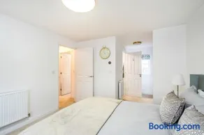 3-Bed Home Chichester with Parking, Ensuite & Garden - Image 2