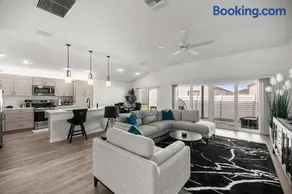 Chic Villages 3BR King Suite With Patio & Golf Cart - Image 3