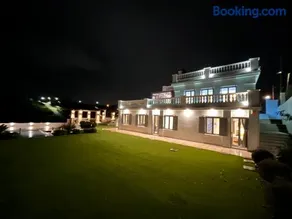 The White House Beach Villa - Image 4