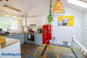 Cozy Chic Dairy Cottage Near To Beach & Shops Parking - Image 2