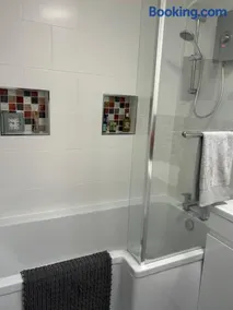 Large room, superking bed and en-suite wet room - Image 4
