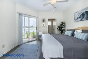 Amazing Lake view King Suite near Town center Mayo and UNF - Image 5