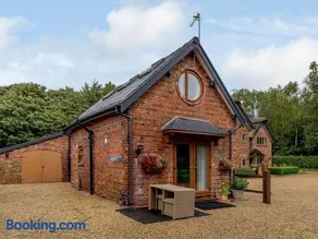 Delightful Cottage with 2 Bedrooms near Knutsford - Image 1