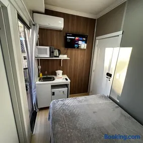 Loft Lux SM Chapecó | Conforto e Praticidade com Ar, Cozinha e Smart TV - Image 1