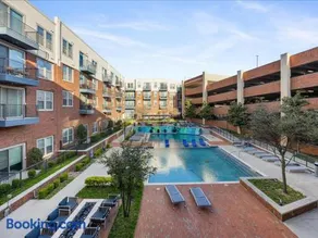 Luxe 1BR Stay with Pool, Gym & EV Charger - Image 4