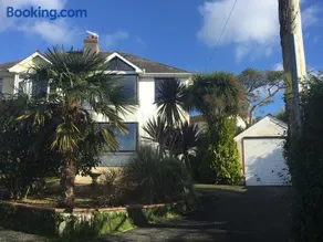 5 Bed House - Sleeps 15 - Pets - Garden - Parking - Image 1