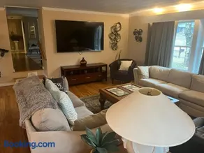 Super convenient and comfy home near Stowe, shopping and trails  - Image 3