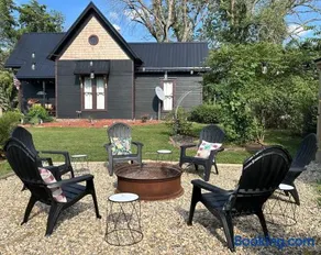 Stacies Moms Farmhouse Retreat - Image 3