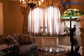 Chateau Connellsville Victorian Era Suite - Image 1