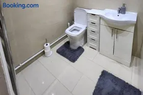 Comfy 3-Bed House - Sleeps 6 & Free Parking - Image 3