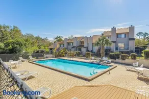 Sunny Large Two Bedroom Townhouse - Pool - Image 2