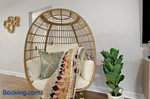 West Chicago Boho House with Library, Workspace & Garage - Image 3
