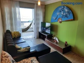 Apartamento BEIRA MAR VISTA TOTAL - SENSAÇÃO DE CASA TÉRREA A BEIRA MAR - COZINHA EQUIPADA -AIR FRYER -ÁREA DE CHURRASCO PRIVATIVA- TVS SMART- DISNEY PLUS E OUTROS-PRAIA IDEAL PARA CRIANÇAS-ROUPA DE CAMA PARA 2 X CASAIS -KIT PRAIA 4 PESSOAS - Image 2