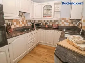 Sunshine Cottage Tideswell, Games room included. - Image 5