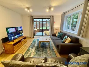 Large 5 bed detached house near Stansted Airport with Parking for 2 vehicles! Stansted Stays - Image 2