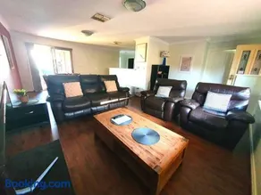 Adorable-secure 3 bedroom holiday home with Pool around the corner from The Miners Rest. - Image 1
