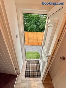 Shell's Lodge Compact 8-Bedroom Chalet Maryville Caravan Site Uddingston, Glasgow - Image 5