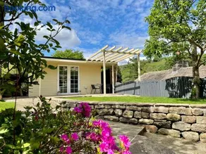 Apple tree hut, in a private garden - Image 1