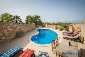 3 Bedroom Holiday Home with Private Pool and Views - Image 4