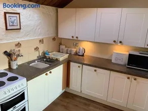 Cider Cottage - 3 Bedroom - Onsite Parking - Image 3