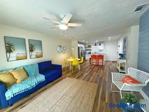 NEW - Amazing Sunshine - Up 6 Guests-Private Backyard - Image 1