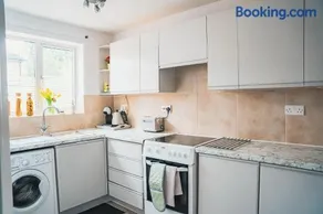JADE - Cambridge Rental with Garden and BBQ, Near City Centre - Image 4