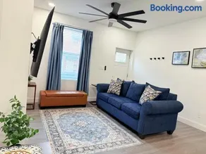 3BD 2BA townhome with TV in each room, Central AC, kingbed, patio - Image 1