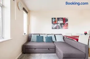 Charming Entire 2-Bedroom House in Milton Keynes - Image 3