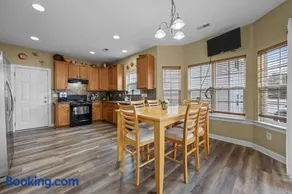 Luxury 5BR, 2 Master Suites, Sleeps 12, Game Room, Gym & Firepit - Image 3