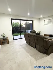 Queen Room in Modern, Guildford House - OR7 - Image 4