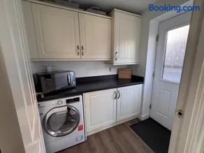 Coastal Escape-Walk to Beach-Family Hom-Sleeps 6 - Image 5