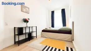 Schöne Altbauwohnung mit 2 privaten Parkplätzen für bis zu 8 Personen im Leipziger Westen - Image 3
